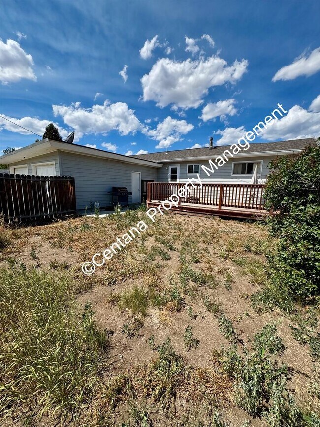 Building Photo - 2 Bedroom House on the Flats with a finish...