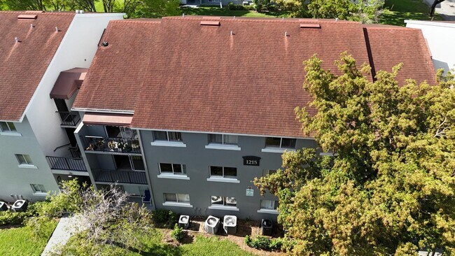 Building Photo - 1215 Benoist Farms Rd