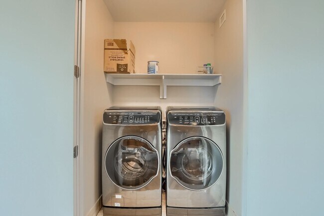 Building Photo - Two Bedroom Penthouse in Denver