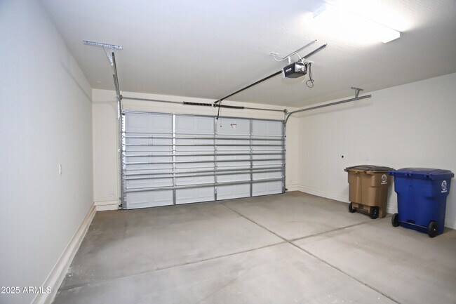 Building Photo - 1005 W Finch Dr