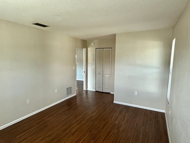 Building Photo - Beautiful Palm Harbor 2/2 Located on Peace...