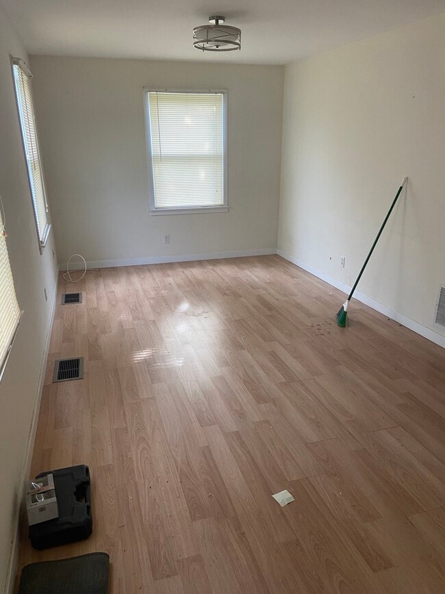 Building Photo - 20 W Franklin Ave