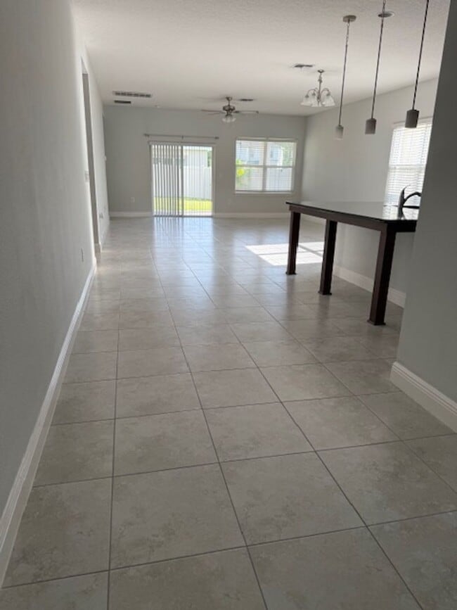 Building Photo - 4 Bedroom 2 bath beautiful spacious home i...