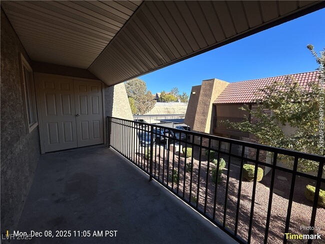 Building Photo - 4990 River Glen Dr