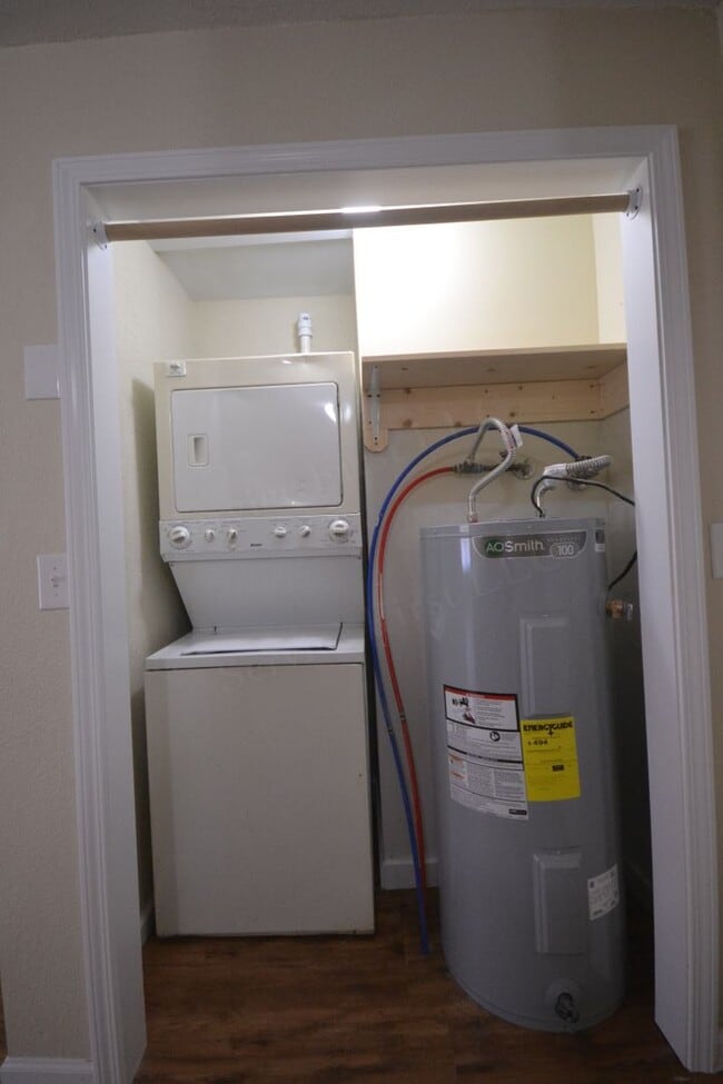 Building Photo - 2 Bed 1 Bath Apartment Bolivar Mo in unit Laundry!!