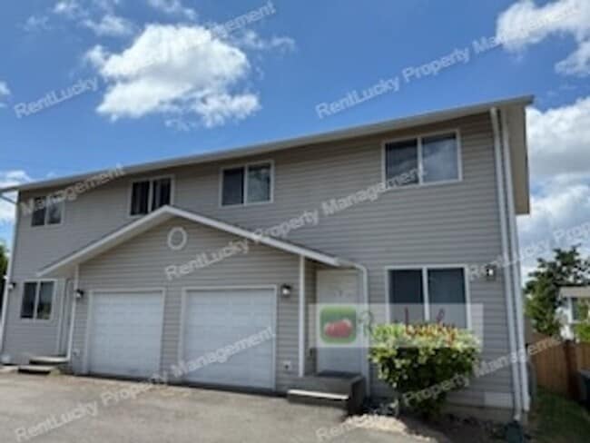 Primary Photo - Fabulous 2 Bedroom Townhome With Attached Garage in Great RENTON Location!