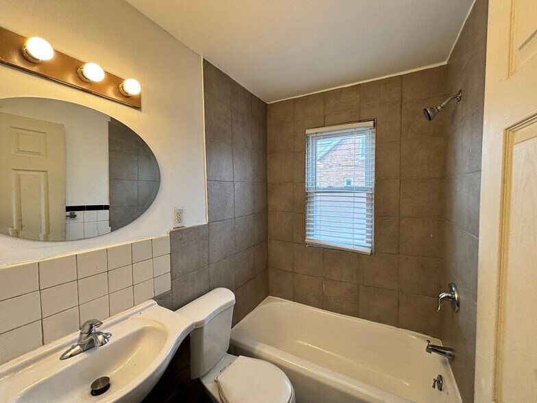 Building Photo - 13425 Georgiana Ave