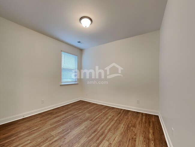 Building Photo - 215 Swan Dr