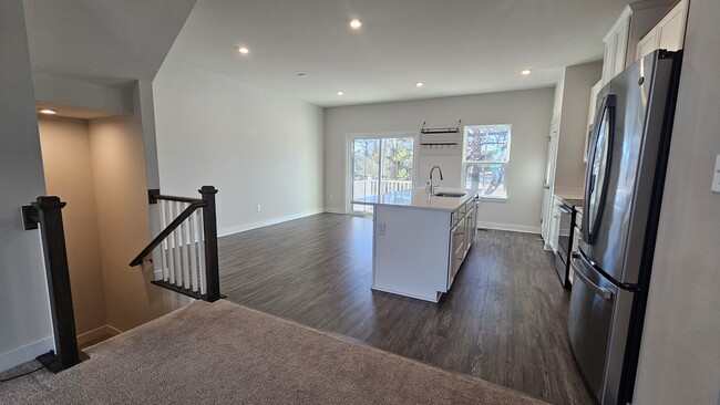 Building Photo - 549 Westport St