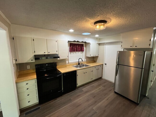 Building Photo - Charming 3-bedroom, 1.5-bathroom property in Pfafftown