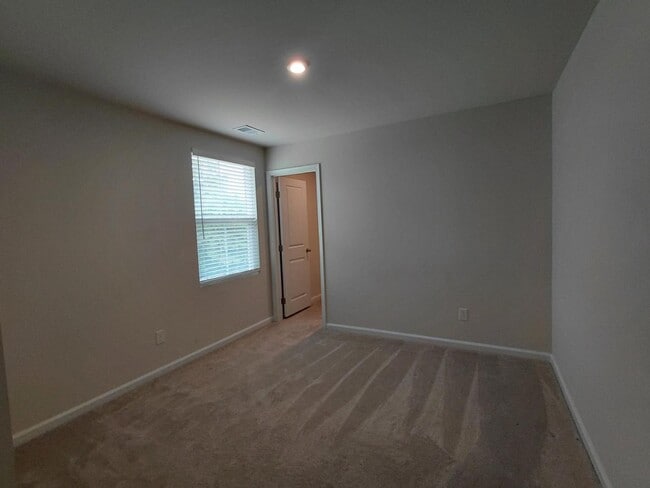 Building Photo - 329 Saskatoon Dr