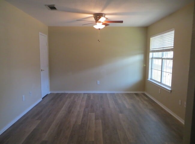 Building Photo - This home is waiting for YOU!