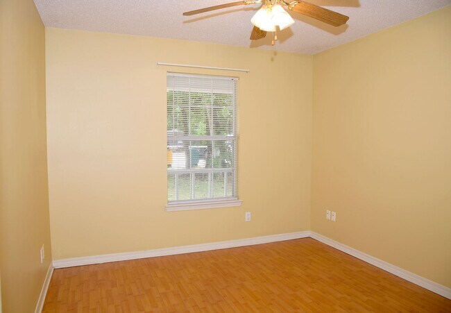 Building Photo - Central 3 Bedroom in Niceville!