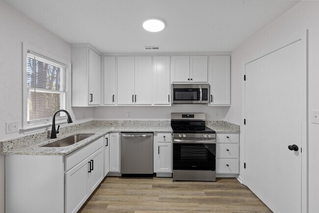 Building Photo - Newly Renovated 2 Bed, 1 Bath in Downtown Wake Forest!