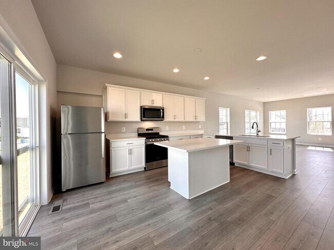 Building Photo - 526 Parkland Dr