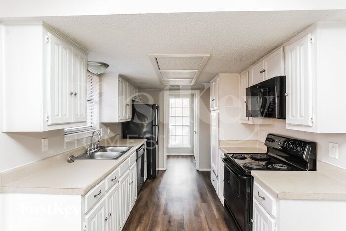 Building Photo - 5105 Barcelona Dr