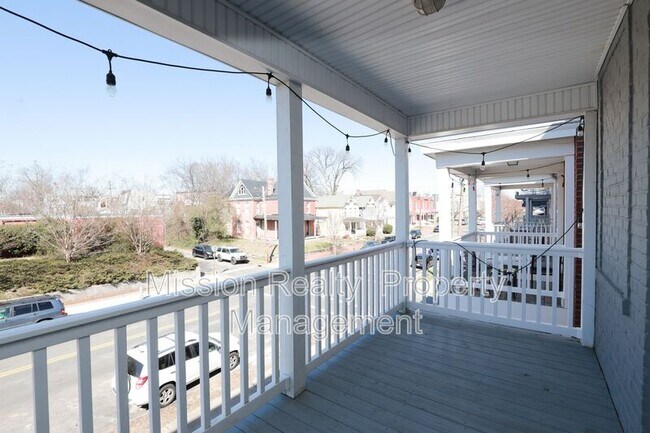 Building Photo - 1402 Bainbridge St