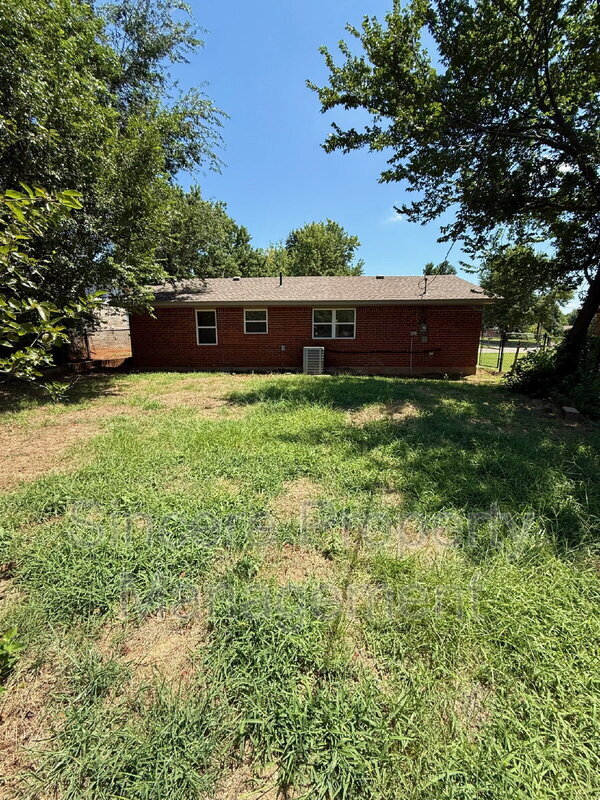 Building Photo - 813 S Meadow Ln