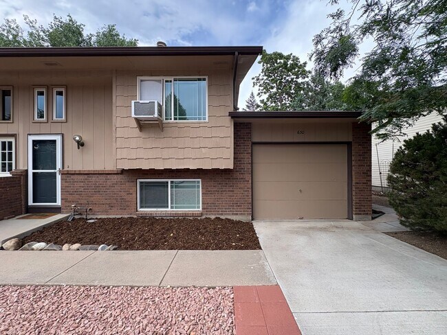 Building Photo - Updated **2 Bedroom | 1.5 Bath | 1-Car Garage Townhome**