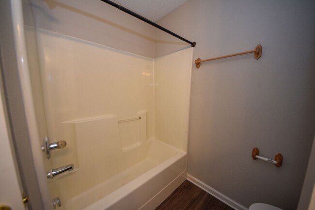 Building Photo - UPDATED and cute 2 bed 2 bath home.