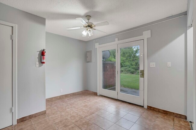 Building Photo - 1108 Pembroke Oak Grove Rd