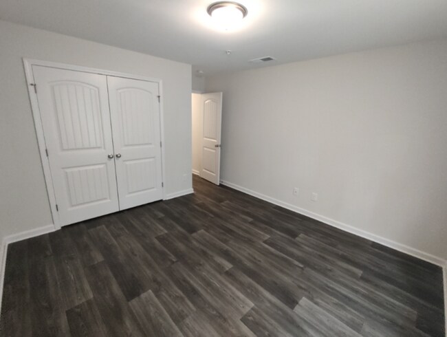 Building Photo - Move in Ready! Easy & Quick move-in process