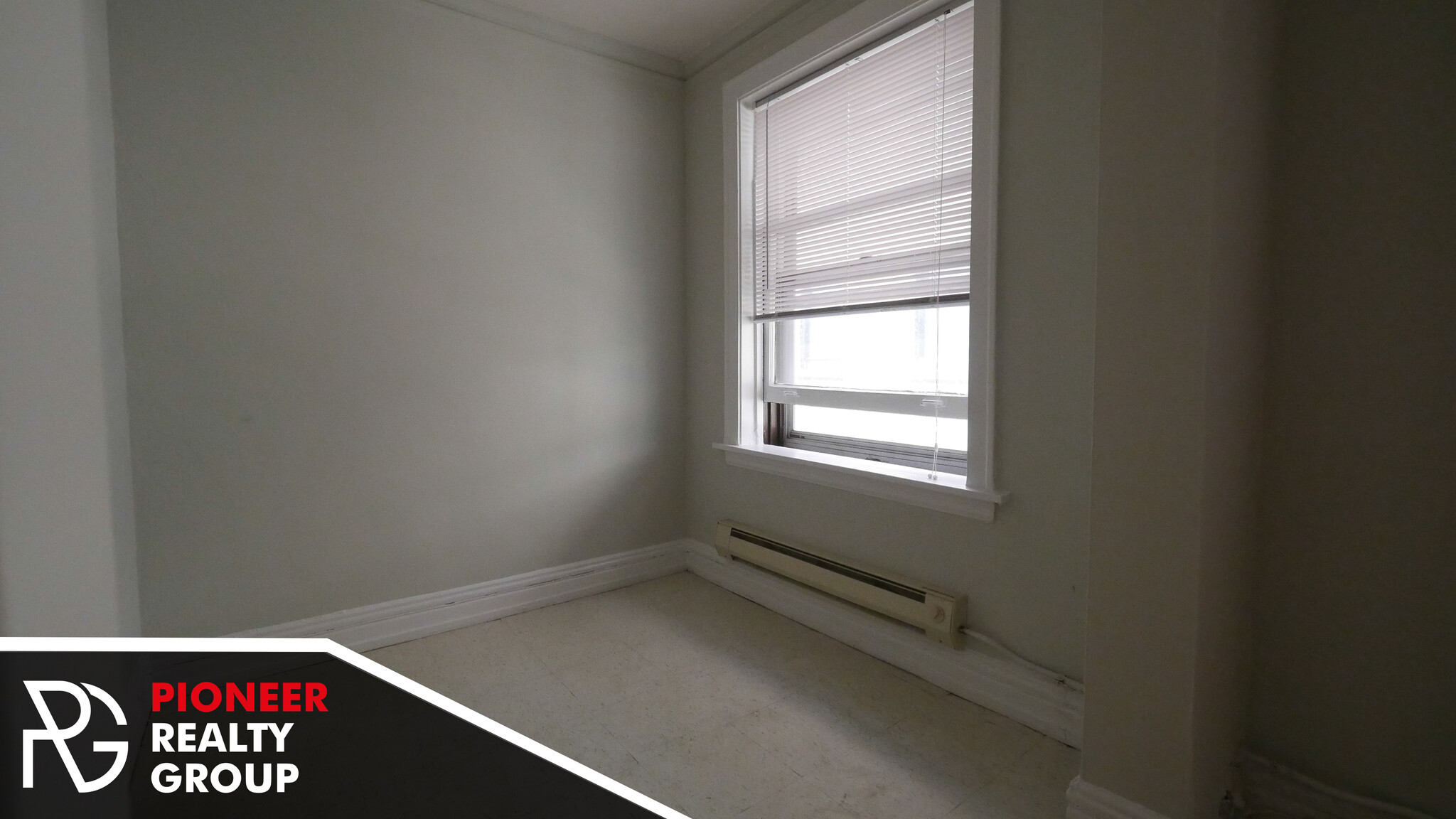 Building Photo - 429 W Roscoe St