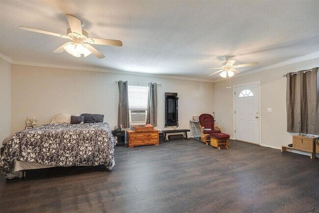 Building Photo - 205 Lincoln St