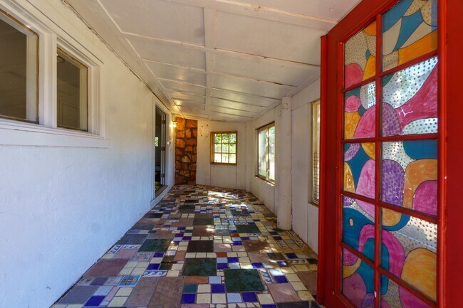 Building Photo - 2 bedroom charmer on W South for rent!