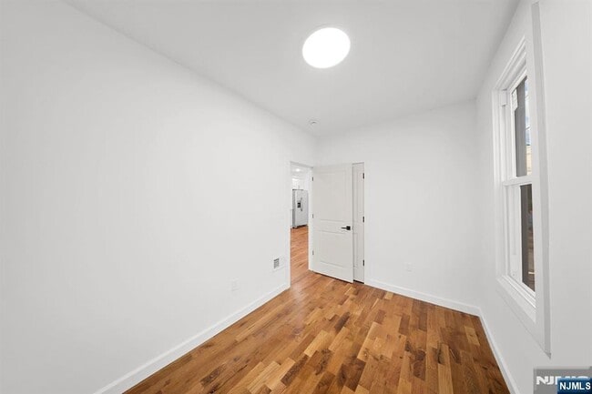 Building Photo - 319 William St