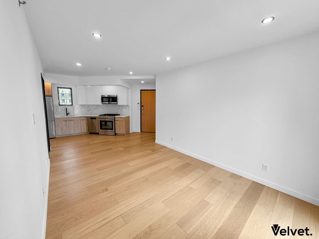Building Photo - 116-17 Grosvenor Ln