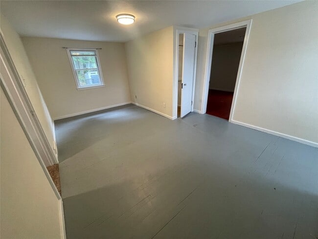 Building Photo - 412 Lyndale Dr