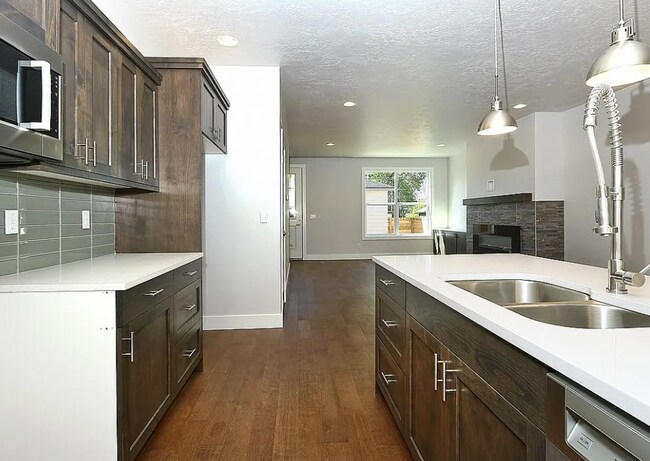 Building Photo - 2805 W Pleasanton Ave