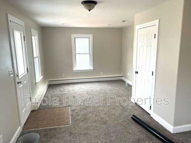 Building Photo - 319 Maurice St