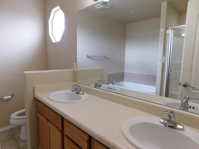 Building Photo - Spacious Duplex in Irish Walk