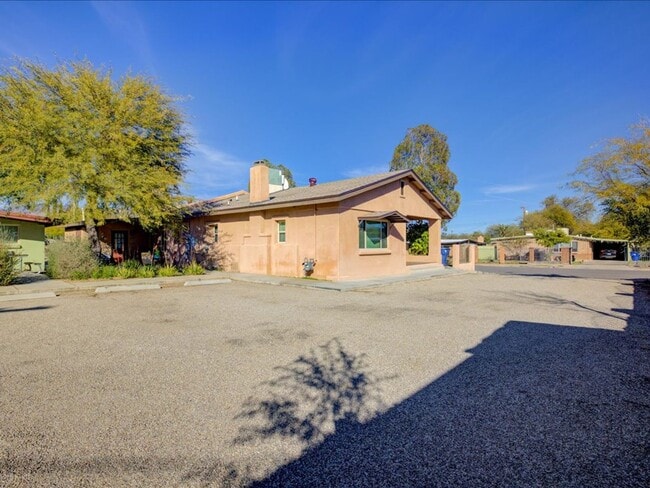 Building Photo - 1421 N Louis Ave