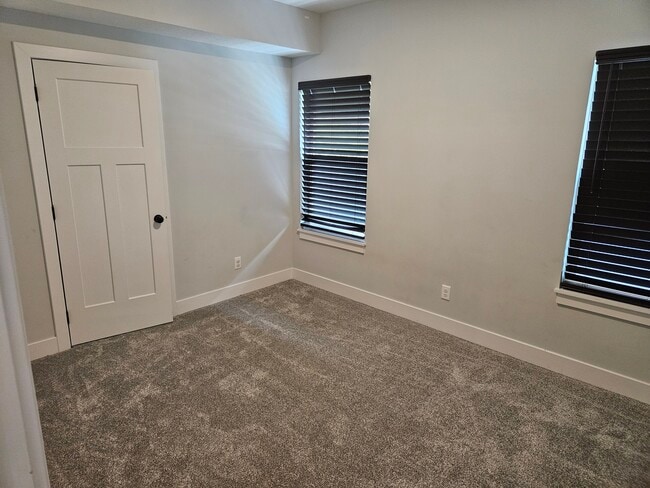 Building Photo - Oak Grove
