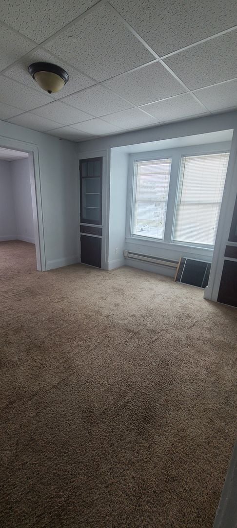 Building Photo - 2 bedroom upper, ready immediately!