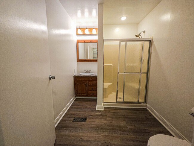 Building Photo - 3 Bedroom/2 Bathroom House For Rent in Elb...