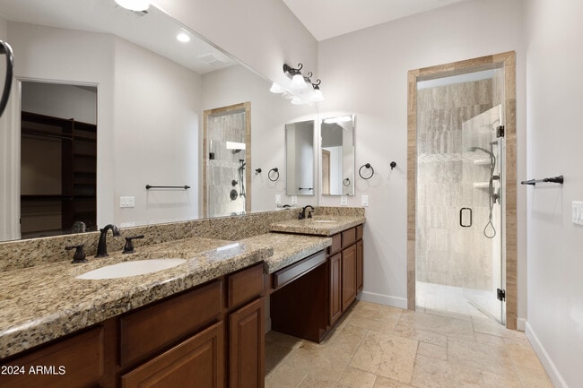 Building Photo - 5559 E El Sendero Dr