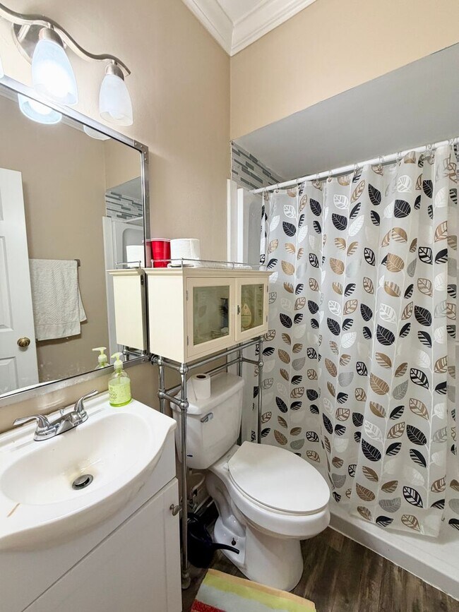 Building Photo - 525 Meadow Brook Dr