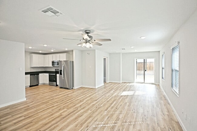 Building Photo - 2561 Solon Ln