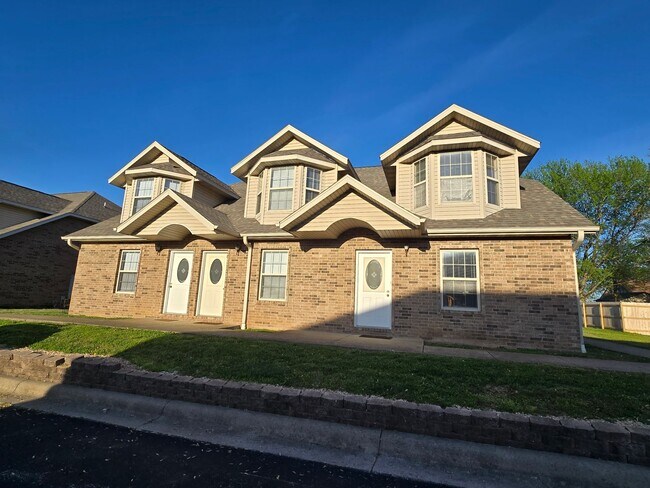 Building Photo - 1401 Frosty Dr