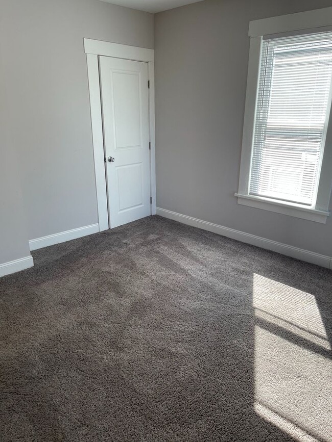 Building Photo - Great 2 BR with detached 2-car garage