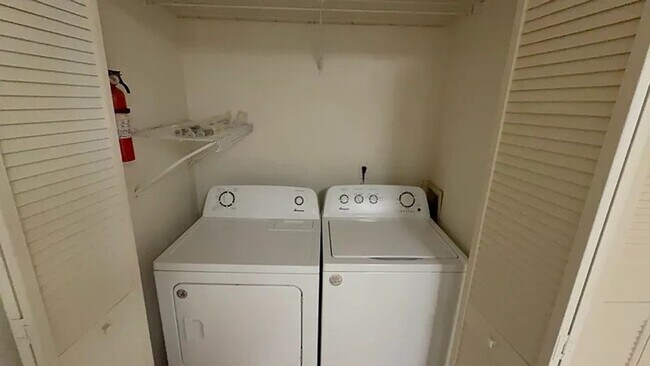 Building Photo - 4 Bed/2 1/2 Bath Bus Line Reserved Parking
