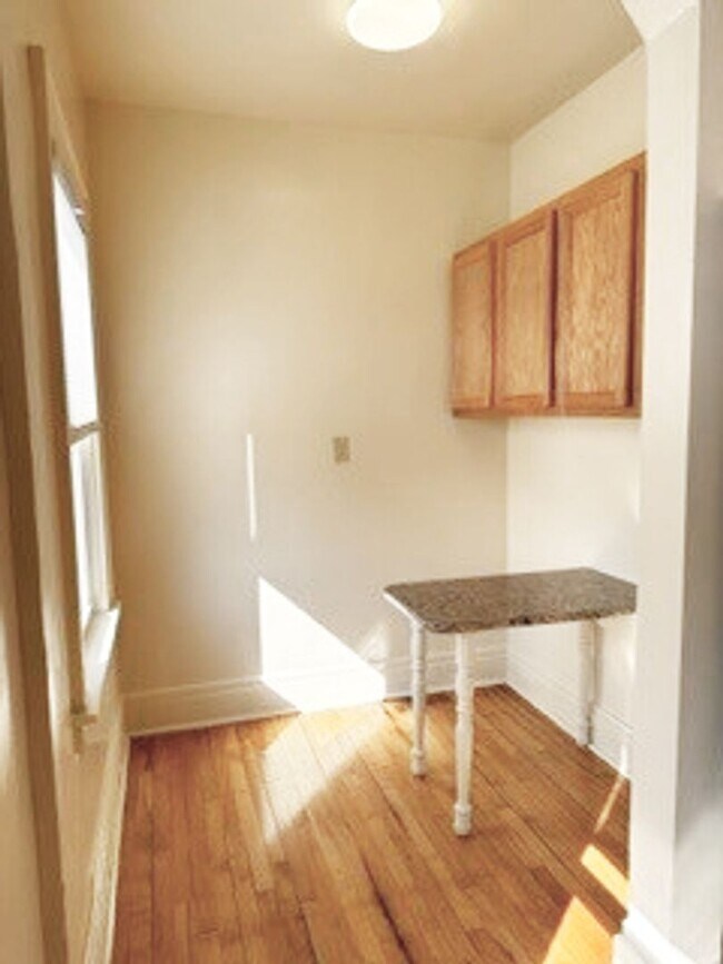 Building Photo - Newly Renovated Bright 2nd Floor Flat - 6/...