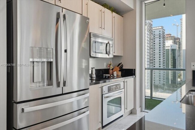 Building Photo - 1111 SW 1st Ave