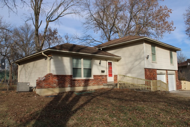 Building Photo - Spacious 5-bedroom, 2.5 full-bath home located in Shawnee, KS