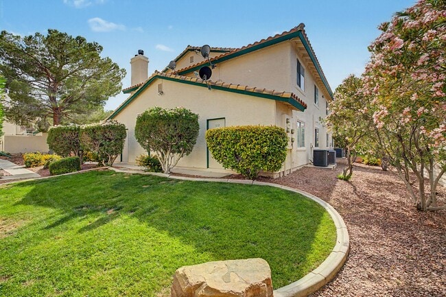 Building Photo - 2 Bedroom Condo just off Summerlin Pkwy w/ views of pool