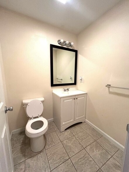1/2 bath - 50 Top St